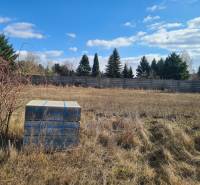 Grundstücke - Wohnen in Nové Zámky mit einem Container unter klarem blauem Himmel.