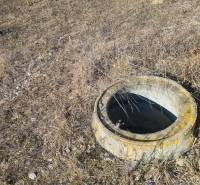 Betonschacht auf einem für Wohnzwecke bestimmten Grundstück in Nové Zámky.