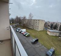 Blick vom Balkon auf die Thuroczyho-Straße in Šahy, wo es Parkplätze gibt.