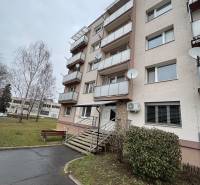Mehrfamilienhaus in der Thuroczyho-Straße in Šahy mit mehreren Balkonen und einem Eingangsweg.