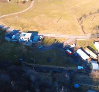 Luftaufnahme von Erholungsgrundstücken in Župkov, Häuser und Naturlandschaft.