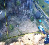 Freizeitgrundstücke in Župkov mit Bäumen und Fahrzeugen auf der Grünfläche.