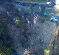 Luftaufnahme von Erholungsgrundstücken in Župkov, umgeben von dichtem Wald.