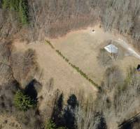 Luftaufnahme von Erholungsgrundstücken in Kľak, umgeben von Wald und Wiesen.