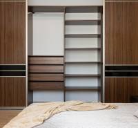 Schlafzimmer in einer 2-Zimmer-Wohnung mit großem Einbauschrank und Bett.