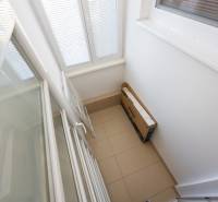 Balkon mit Klapptüren und Fliesen in einer 2-Zimmer-Wohnung.