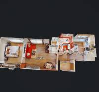 3D-Grundriss einer 2-Zimmer-Wohnung mit Wohnzimmer, Küche, Badezimmer und Holzboden.