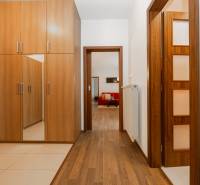 Innenraum einer 2-Zimmer-Wohnung mit Einbauschrank und Boden in Holzoptik.