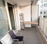 Balkon mit Terrasse, Tisch und Stühlen bei einer 2-Zimmer-Wohnung in der Hrachova-Straße in Bratislava.