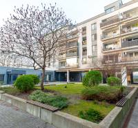 Wohnhaus an der Hrachova in Bratislava - Ružinov, umgeben von Grün mit Bäumen und Sträuchern.