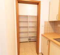 Küche in einer 2-Zimmer-Wohnung mit Regalen und Fliesen, Schränke mit Holzdekor.