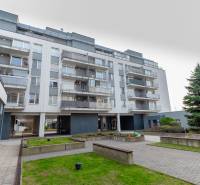 Wohnkomplex in der Hrachova-Straße in Bratislava - Ružinov mit Außenbereich und Bäumen.