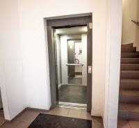 Treppenhaus und offener Aufzug in einem Wohnhaus in der Hrachova-Straße in Bratislava, Ružinov.