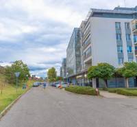 Hrachová-Straße in Bratislava - Ružinov mit moderner Architektur und Parkmöglichkeiten vor dem Gebäude.