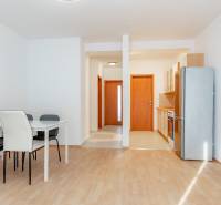 Küche und Esszimmer mit Holzboden in einer 2-Zimmer-Wohnung.