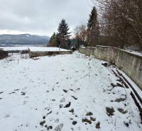 Winterlandschaft mit Blick auf verschneite Erholungsgebiete in Považská Bystrica.