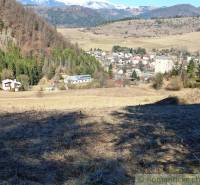 Blick vom Baugrundstück in Hronec, umgeben von Bergnatur und Wäldern.