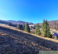 Schöne Berglandschaft von Hronec mit Wiesen und einer Hütte auf Grundstücken zum Wohnen.
