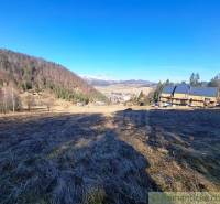 Landschaft mit Hügeln und Häusern in Hronec, ideal für Grundstücke - Wohnen.