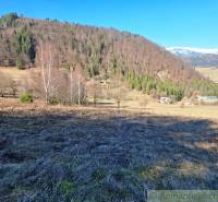Blick auf Grundstücke - Wohnen in Hronec mit Wäldern und Bergen im Hintergrund.