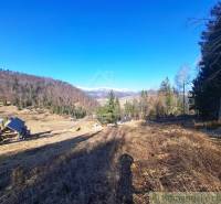 Landschaft in der Gemeinde Hronec, landwirtschaftliche und forstwirtschaftliche Grundstücke mit Blick auf die Berge und Häuser.