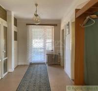 Innenraum eines Einfamilienhauses mit Holzboden, Vorhang und Teppich.