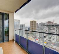 Blick vom Balkon einer 3-Zimmer-Wohnung in der Plynárenská-Straße in Bratislava. Glasgeländer.