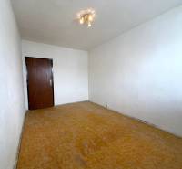 Ein Zimmer mit weißen Wänden und einem Boden in Holzoptik in einer 2-Zimmer-Wohnung.