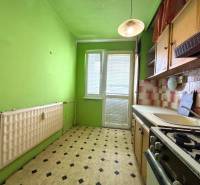 Grüne Küche in einer 2-Zimmer-Wohnung mit Fliesen und Gasherd.