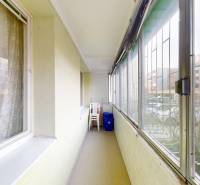 Ein gemütlicher Balkon in einer 2-Zimmer-Wohnung mit Blick auf das Wohngebiet und den Parkplatz.