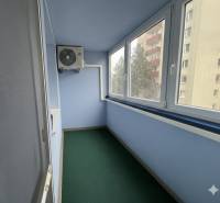 Eine verglaste Loggia mit Klimaanlage in einer 2-Zimmer-Wohnung in der Rezedová-Straße in Bratislava - Ružinov.