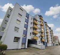 Mehrfamilienhaus in der Rezedová-Straße in Bratislava - Ružinov mit Balkonen.