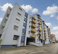 Ein fünfstöckiges Wohnhaus in der Rezedová-Straße in Bratislava - Ružinov mit Balkonen.