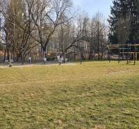 Der Außenbereich an der Prachatická-Straße in Zvolen mit Fitnessgeräten auf dem Außenspielplatz.