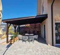 In Nová Dedinka gibt es Außenbereiche für Gastronomie mit Terrasse, Markise und Kinderspielplatz.