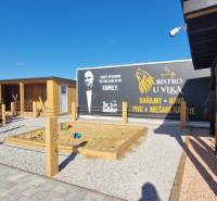 Spielplatz und Bistro im Außenbereich der Gastronomie in Nová Dedinka.