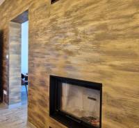 Innenraum von Gastronomiebereichen mit Kamin und Boden in Holzoptik.