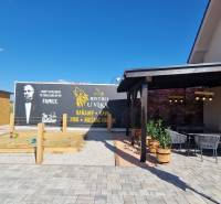 Gastronomiebereiche in Nová Dedinka mit Terrasse, Sandkasten und thematischem Ausblick.