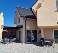 Außenbereich der Gastronomieräume in Nová Dedinka mit Terrasse und modernem Design.