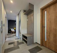 Diele in einer 2-Zimmer-Wohnung mit Keramikboden und Garderobenwand.