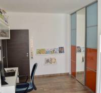 Kinderzimmer in einer 2-Zimmer-Wohnung mit Schreibtisch, Etagenbett und Einbauschrank.