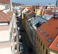 Blick von oben auf eine Straße mit einer Reihe von Gebäuden und geparkten Autos in Bratislava - Altstadt.