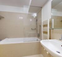 Badezimmer mit Badewanne und Handtuchheizkörper in einer 2-Zimmer-Wohnung.