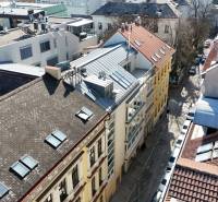 Blick von oben auf die Dächer der historischen Gebäude in Bratislava in der Podjavorinská-Straße.