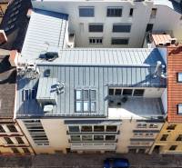 Blick von oben auf die Dächer der Gebäude in der Podjavorinská-Straße, Bratislava - Altstadt.