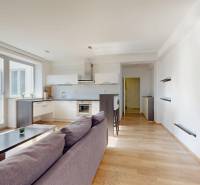 Wohnzimmer und Küche mit Holzboden in einer 2-Zimmer-Wohnung.