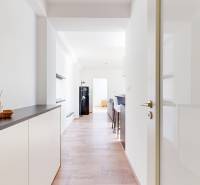 Der Flur in einer 2-Zimmer-Wohnung mit einem Holzboden und minimalistischen Accessoires.