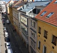 Podjavorinská Straße in Bratislava mit einer Reihe von historischen und modernen Gebäuden, Parkmöglichkeiten.