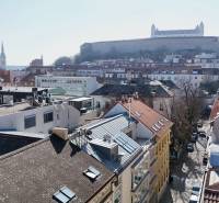 In Bratislava - Staré Mesto auf der Podjavorinská-Straße mit Blick auf die Dächer und die Burg Bratislava.