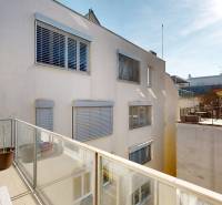 Der Balkon einer Zweizimmerwohnung in Bratislava - Altstadt in der Podjavorinská-Straße mit Blumenkästen.